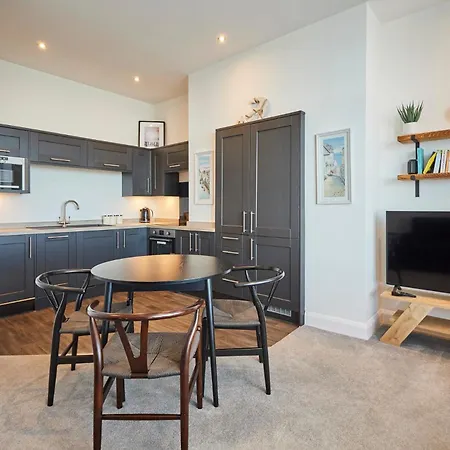 Host & - Seaview Retreat